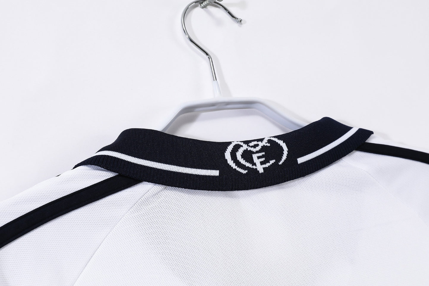 Camiseta de fútbol retro del Real Madrid 2000-2001 local