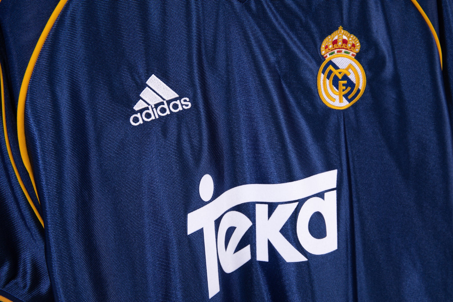 Camiseta de fútbol retro azul de la segunda equipación del Real Madrid 1998-2000
