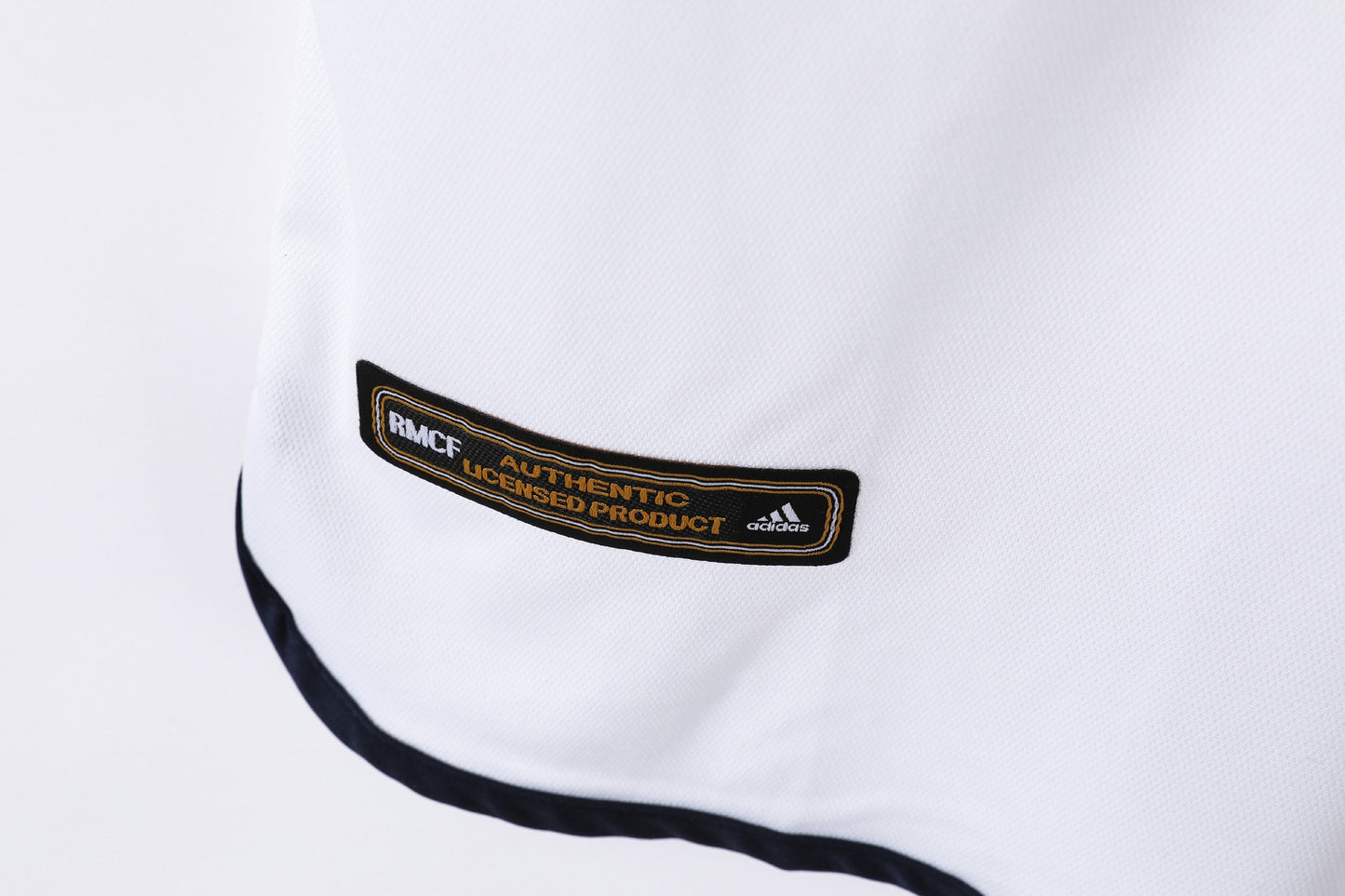 Camiseta de fútbol retro del Real Madrid 2000-2001 local