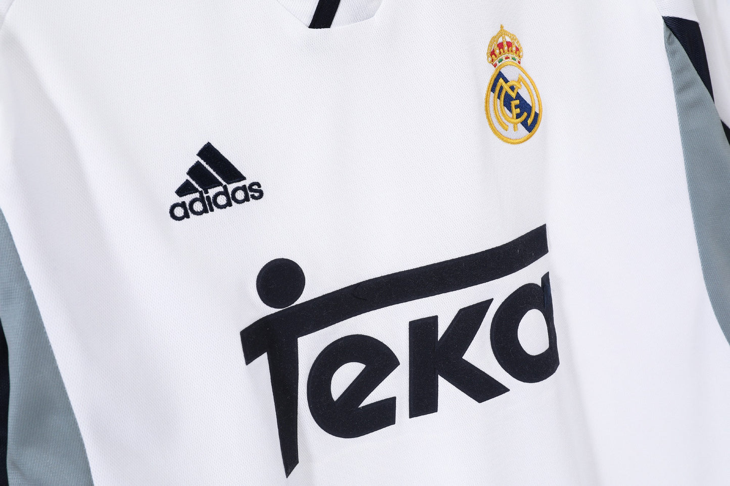 Camiseta de fútbol retro del Real Madrid 2000-2001 local